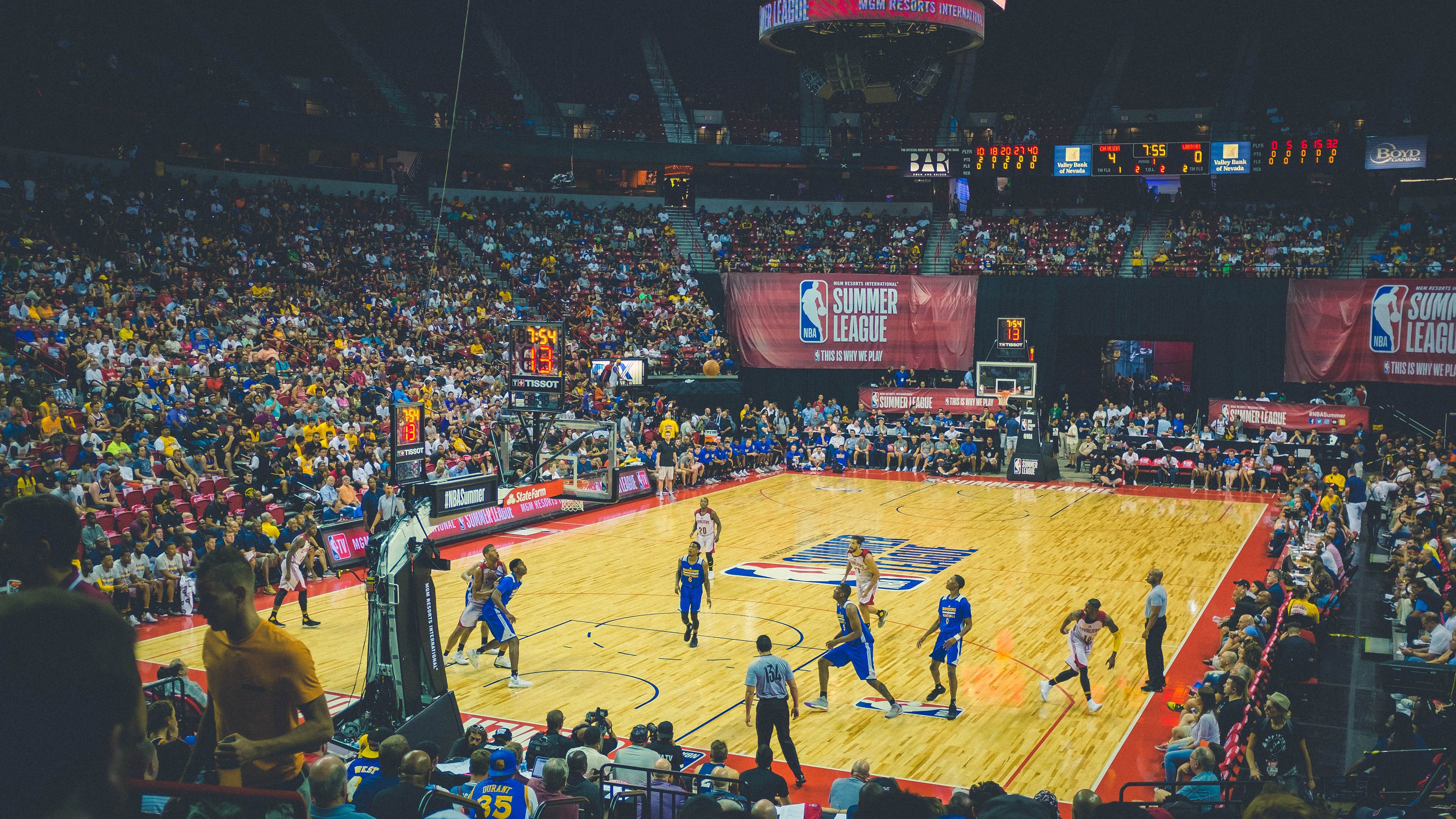 广东宏远连续夺胜,争夺冠军目标坚定!,广东宏远队总冠军领奖画面